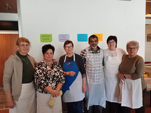 Margit Karbb, Roswitha Tollinger, Lisi Haas, Wilfried Steinberger (Faktotum des Betriebes) Gertraud Krabichler und Martha Mungenast (v.l.) | Foto: Monika Hammerl