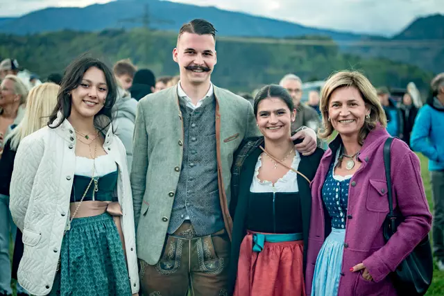 EU-Abgeordnete Elisabeth Dieringer-Granza (re) zeigte sich von der Osterfeier der Oberdörfer Zeche mehr als begeistert.