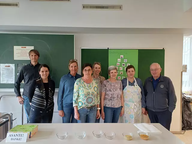Die freiwilligen HelferInnen in Zams (Katharina, Johanna, Maria und Peter Lanser, Renate und Simon Juen, Hans Kreuzer, Kraft Paula und Hauser Birgit). | Foto: Monika Hammerl