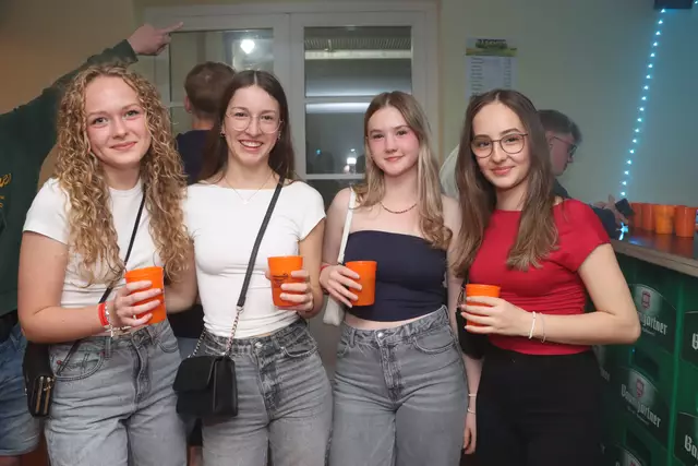 Amelie, Florena, Marlene und Sophie trinken auf einen tollen gemeinsamen Abend. | Foto: Markus Bäumler/zema-medien.de