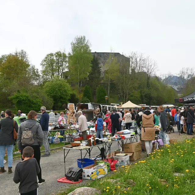 Am Fuße der mittelalterlichen Burg Sommeregg fand der Flomarkt statt