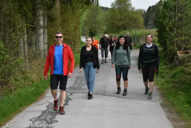 Fast 400 Wanderer nahmen bei der ca. 12,4 Kilometer langen Strecke teil.   | Foto: Gerald Dreisiebner