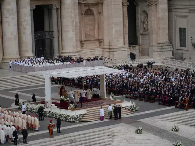 Heiligsprechung auf dem Petersplatz: Papst Franziskus spricht P. Engelbert Kolland in einem feierlichen Gottesdienst auf dem Petersplatz in Rom heilig. Über 300 Tiroler Pilger waren vor Ort, um diesen historischen Moment mitzuerleben. | Foto: Cincelli/dibk.at