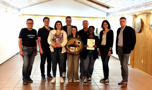 Die Siegermannschaft aus Sellrain mit Maya Rainer (Mi), Hannah Pichler und Melat Eberhöfer mit den Gratulanten Klaus Bucher, Alex Haider, Bgm. Benedikt Singer, Manfred Schaffenrath und Christian Holzknecht | Foto: privat