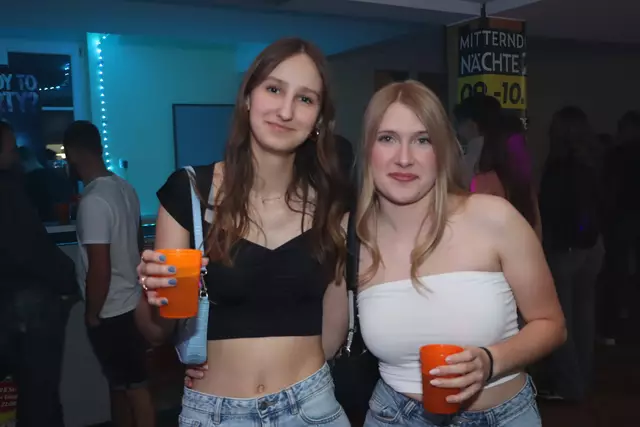 Feli und Isa lassen sich einen Drink schmecken. | Foto: Markus Bäumler/zema-medien.de