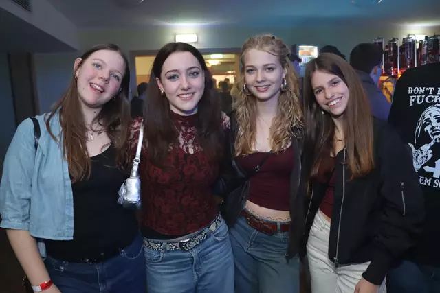 Carolin, Bernadette, Sarah und Elisa haben richtig gute Laune und feiern ihren Damenabend. | Foto: Markus Bäumler/zema-medien.de