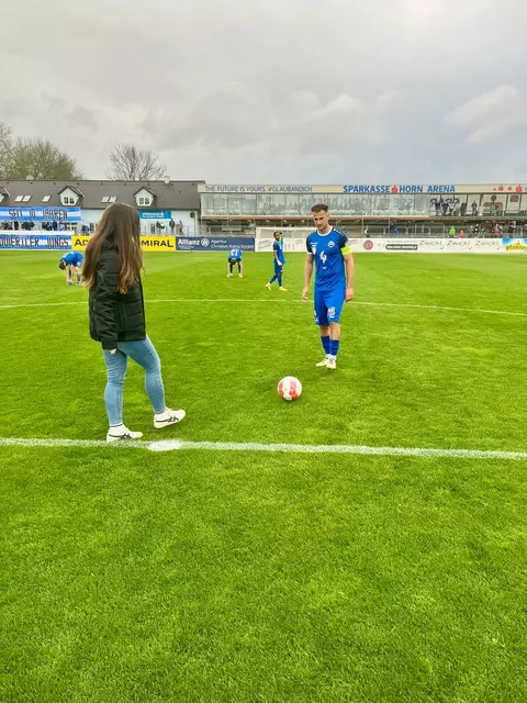 Paul Gobara nahm mit dem Sponsor den Ehrenankick vor. | Foto: SV Horn
