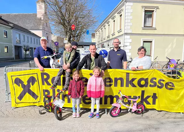 Robert Kloibmüller, “Hetsch” Helmut Paul mit Sohn, Gemeinderat Jürgen Schön mit den Töchterchen Marlene &amp; Luise, Geschäftsleiter der Raiffeisenkasse Blindenmarkt Benjamin Pils, Obfrau des Ortsentwicklungsvereins Martina Weiß | Foto: Martina Gaind