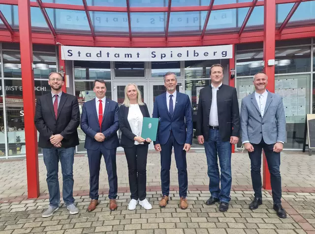 Florian Gruber, Andreas Themel, BH-Stellvertreterin Christiane Werni, Bgm. Manfred Lenger, Bernd Liebminger, Michael Ramsenthaler. | Foto: Gemeinde