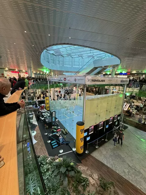 Für den Aufbau des Glascourts im Shopping-Center suchen die Organisatoren am kommenden Mittwoch, 30. April abends, noch HelferInnen. | Foto: Stefan Müller