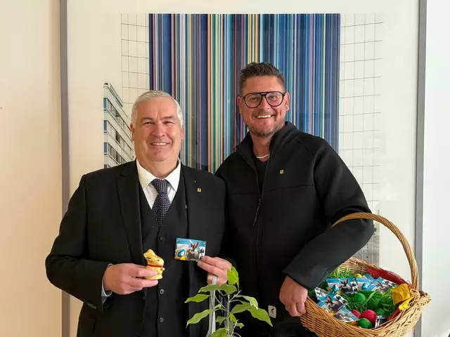 Schon am Freitag teilten die beiden parteiunabhängigen Gemeinderäte Andreas Ettenauer (l.) und Dominic Heinz (r.) Ostergeschenke aus. Wegen des Regens im Rathaus. | Foto: privat