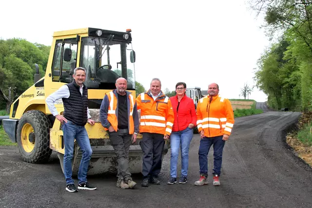 Bürgermeister Martin Weber mit Anrainer Gerhard Scherr, Vizebürgermeister Richard Haas, Gemeinderätin Marianne Gider und Bernhard Retter vom Land Steiermark (v. l.)  | Foto: W. Spätauf 