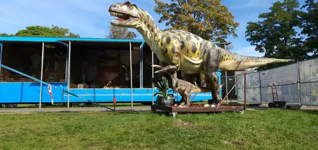 Dinosaurier, so weit das Auge reicht: Die Welser Festwiese verwandelt sich in gefährliches Territorium. | Foto: Dinosaurierland GbR