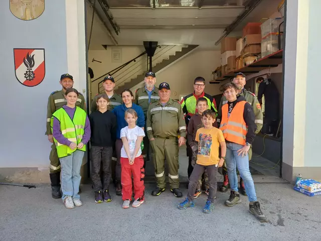 Zahlreiche helfende Hände waren in Lölling unterwegs...  | Foto: Privat