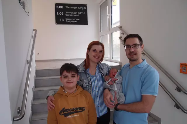 Sandra Ruso und Thomas Traun mit Sohn Maximilian und Baby Tobias | Foto: Marktgemeinde Gastern