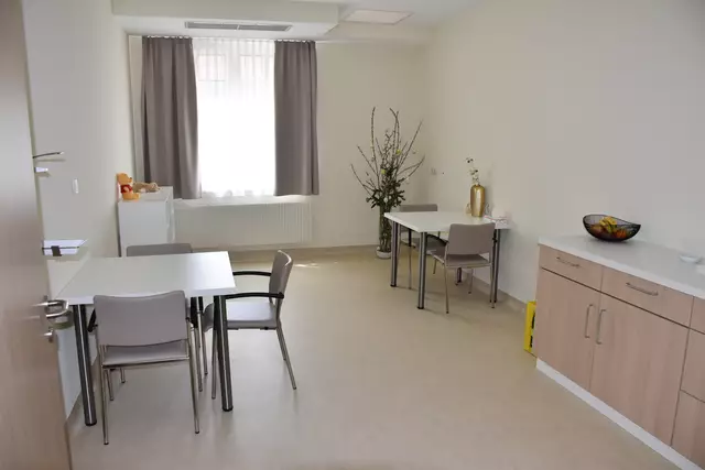 Ein geräumiger Aufenthaltsraum bietet Platz für Gespräche. | Foto: Alexandra Goll