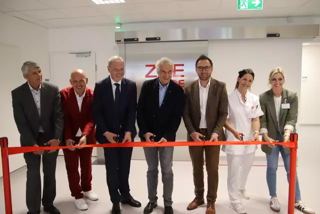 Beim symbolischen Eröffnungsakt: Bürgermeister Vinzenz Knor, der kaufmännische Klinikdirektor Markus Malits, der kaufmännische GB-Geschäftsführer Franz Öller, der medizinische GB-Geschäftsführer Stephan Kriwanek, LAbg. Jürgen Dolesch (SPÖ), Stationsleiterin Isabella Laister und Pflegedirektorin Bianca Puntigam (von links). | Foto: Martin Wurglits