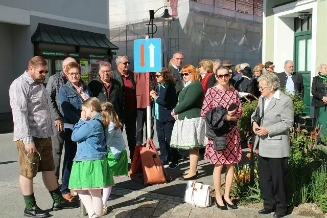 Nach dem Frühamt versammelten sich viele Zuschauerinnen und Zuschauer am Marktplatz. | Foto: Cescutti