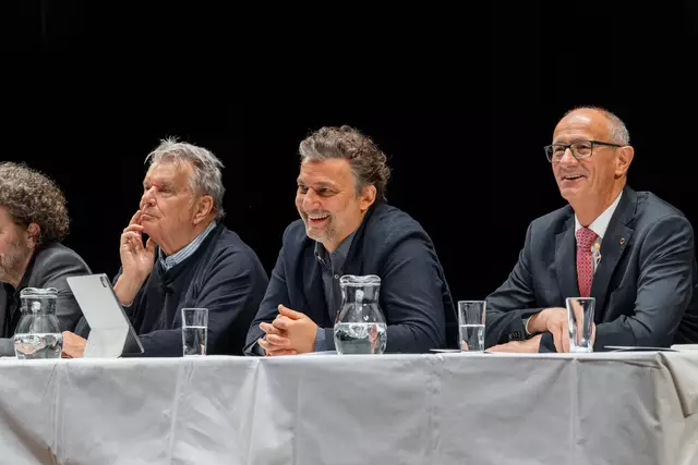 Intendant Jonas Kaufmann (Mitte) präsentierte im Rahmen einer Pressekonferenz das Programm der Tiroler Festspiele Erl 2025/26. | Foto: Scheffold Media