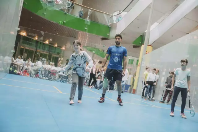 Aqeel Rehman bringt Kindern seinen Sport näher - hier im Glascourt im Europark. | Foto: Jasmin Walter