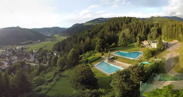 Das Terrassenbad in Klein St. Paul liegt idyllisch in der NAtur eingebettet. | Foto: Privat