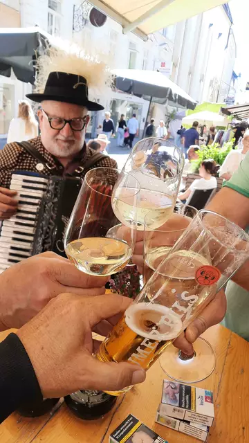 Geselligkeit in der Kremser Innenstadt am Osterwochenende | Foto: Riedel