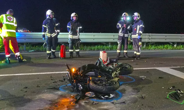 Der Lenker des Motorrads wurde ins Universitätsklinikum St. Pölten geflogen.  | Foto: BFKDO BADEN / Stefan Schneider