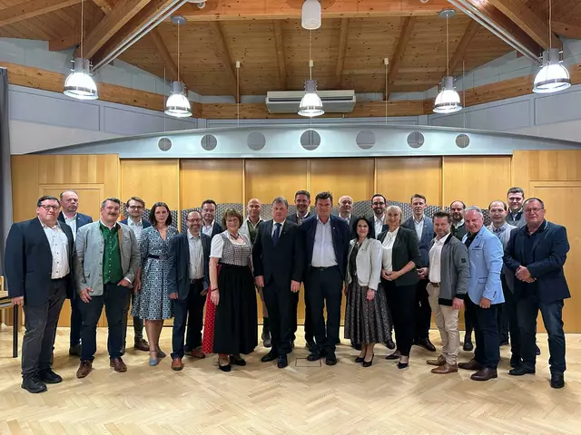 In Gamlitz herrscht Einigkeit: Der neu gewählte Gemeinderat mit Bürgermeister Friedrich Partl und Bezirkshauptfrau Karin Wiesegger-Eck. | Foto: Marktgemeinde Gamlitz