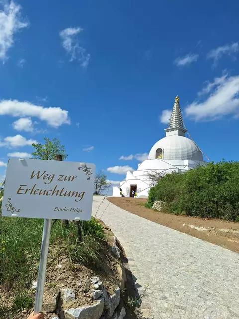 Beim Stupa entsteht derzeit der "Weg zur Erleuchtung". | Foto: Elisabeth Lindmayer