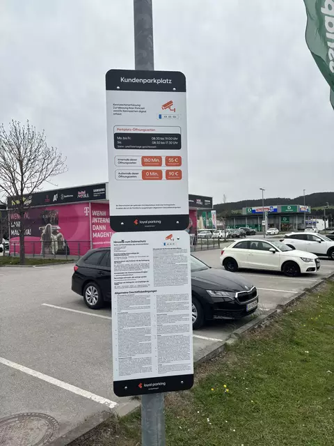 Kleingedrucktes regiert die Welt: Aushang von Loyal Parking bei der Einfahrt zum FMZ Freistadt. | Foto: MeinBezirk/Roland Wolf