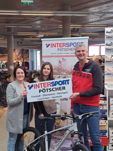 Schulleiterin Barbara Bachleitner (l.) erhielt von Intersport-Chef Gerarl Trautner das Rad. | Foto: MS Haslach