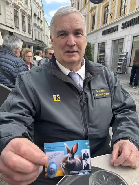 Andreas Ettenauer war stundenlang gesessen, um Schokoeier auf die Osterkarte der parteiunabhängigen Gemeinderäte zu kleben. | Foto: sg