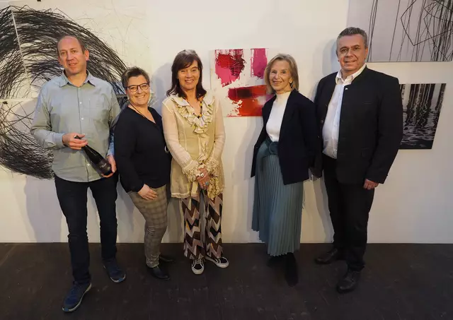 v.li.n.re.: Winzer Oskar Hager, GF Susanne Höllerer, Künstlerin Barbara Knoglinger-Janoth, Laudatorin 
Ingrid Brandstetter und Obmann Stv. Günter Zaiser  | Foto: Norbert Stadler