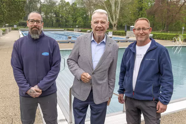 Bürgermeister Klaus Schneeberger mit den Bademeistern Holger Krug und Sascha Sander im Akademiebad, | Foto: Weller, Stadt WRN