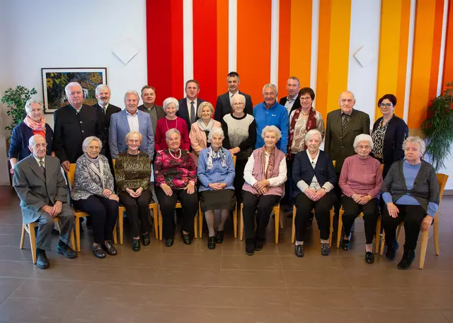 Rudolf Rögner (95), Annemarie Siegl (85), Anna Pertl (85), Rosa Schmid-Kietreiber (85), Helene Jirusch (99), Aloisia Bauer (90), Ernestine Rath (90), Leopoldine Döltl (85), Apollonia Rögner (85)
2. Reihe: geschäftsführende Gemeinderätin  Elfriede Rath, AltBürgermeister Josef Rögner (85), Josef Rommer (85), Rosa Herndlhofer (85), Magdalena Brunner (85), Josefa Pawel (80), Herwig Mossbeck (85), Waltraud Schramm (80), Josef Köckeis (90), geschäftsführende Gemeinderätin Verena Sommer
3. Reihe: geschäftsführender Gemeinderat Herbert Rettig, Dechant Thomas Brunner, Bürgermeister Christian Hellmer, Vizebürgermeister Christian Hirschvogl, geschäftsführender Gemeinderat Stefan Anger. | Foto: Marktgemeinde Grßengersdorf