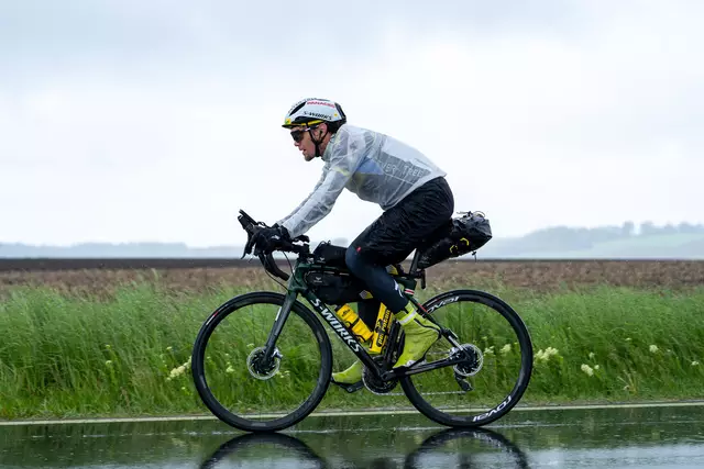 Dauerregen und Kälte machten das 1.000 Kilometer lange „unknown Race“ in Italien zu einem der härtesten Rennen in der Karriere von Christoph Strasser.  | Foto: Luka Zavodnik