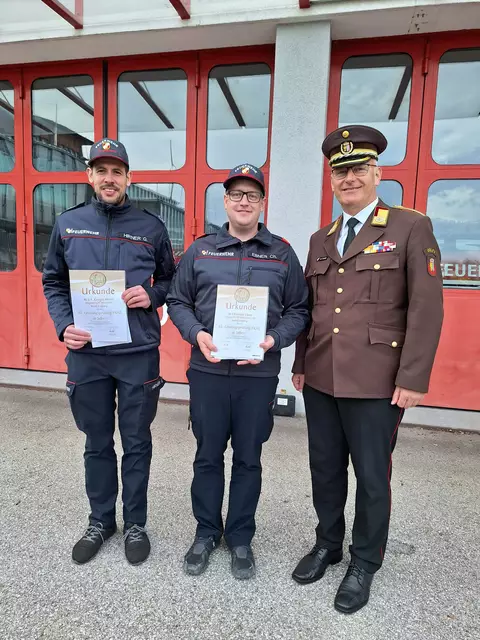 Christoph Ebner (Mitte) von der FF Hackenbuch, Gregor Hirner (l.) erreichten die volle Punktezahl. | Foto: BFKDO Schärding