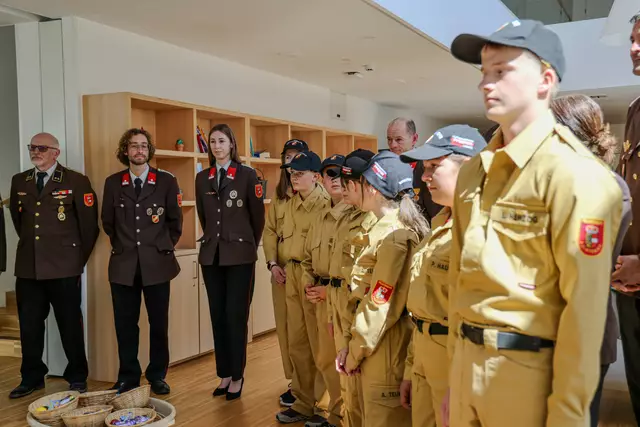 Gemeinsam mit einigen Ehrengästen verbrachte die Faistenauer Feuerwehrjugend das Osterfest mit den Bewohnern des Konradinums. | Foto: BSBÖA Bezirk Flachgau, OVI Hasenschwandtner