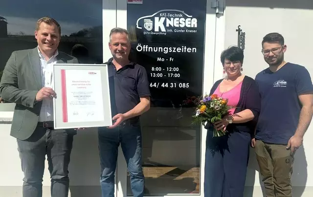WKO-Regionalstellenleiter Martin Heidinger überbrachte zum Firmenjubiläum an Familie Kneser die besten Glückwünsche. | Foto: WKO