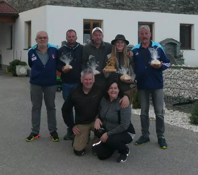 Schiedsrichter Bernhard Krassnitzer, Markus Zitzenbacher, Jürgen Pries, Denise Regenfelder, Hans Dreschl und vorne die Veranstalter Andrea und Arno Gössinger. | Foto: Privat