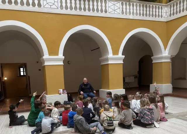 Markus Schimpl bei einem der Selbstbehauptungskurse an der Volksschule, hier im Innenhof von Schloss Gleinstätten. | Foto: closeprotection.at