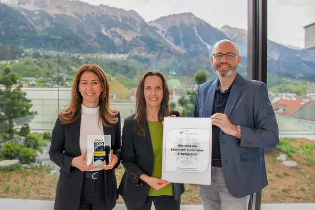 TIROLER Vorstandsdirektorin Isolde Stieg, Jane Platter (Leiterin Personalmarketing &amp; Personalentwicklung) und Betriebsratsvorsitzender Thomas Klingenschmid freuen sich über die Arbeitgeber-Auszeichnungen. | Foto: TIROLER/Raggl