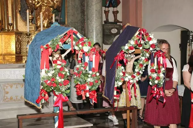 Die Maschtakreuze standen in der Pfarrkiche auf den dafür vorgesehen Plätzen. | Foto: Cescutti