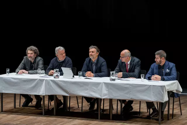 Chefdirigent Asher Fisch, Präsident Hans Peter Haselsteiner, Intendant Jonas Kaufmann, Landeshauptmann Anton Mattle und Artistic Advisor Ilias Tzempetonidis (v.l.) bei der Pressekonferenz im Festspielhaus Erl. | Foto: Scheffold Media