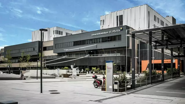 Der Lenker des Motorrads wurde ins Universitätsklinikum St. Pölten geflogen. | Foto: Archiv MeinBezirk