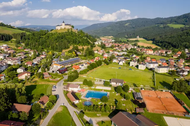 Das Freibad in Straßburg, umgeben von Fußballplatz und Tennisplätzen. | Foto: Stabentheiner