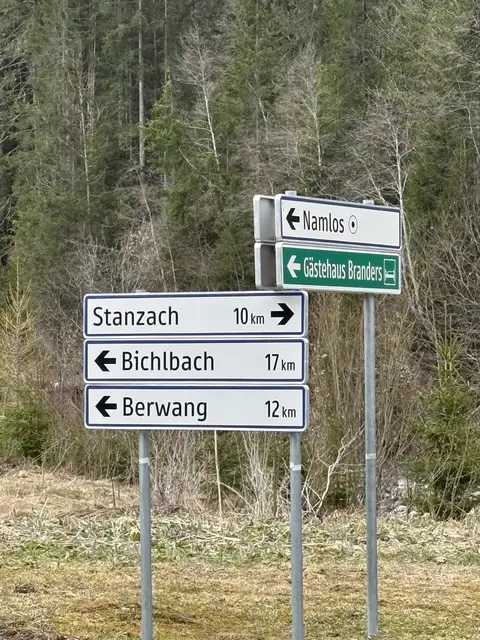 Namlos liegt direkt an der Verkehrsachse Stanzach-Berwang. Motorradfahrer lieben die kurvenreiche Straße.