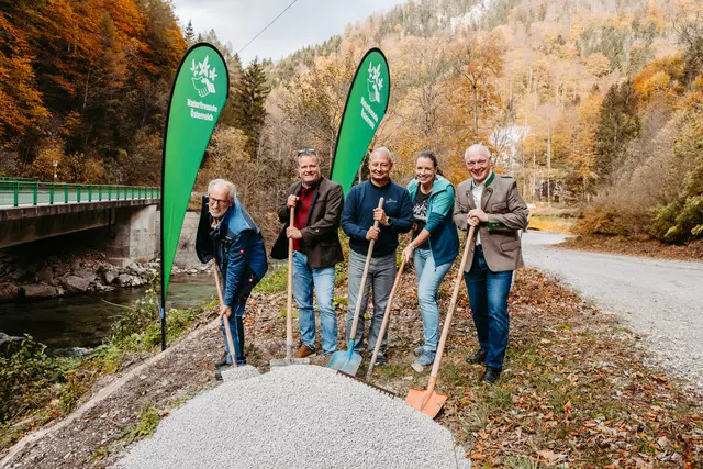 Der lang ersehnte Spatenstich für den Flusswanderweg II mit Hubert Prigl (Vorsitzender der Naturfreunde Hirschwang-Reichenau), Schwarzaus Bgm. Peter Lepkowicz, Helmut Miernicki, (Geschäftsführer ecoplus), Regina Hrbek (Leitung Abteilung Hütten, Wege und Umweltrecht Naturfreunde Österreich) und Andreas Schieder (Vorsitzender der Naturfreunde Österreich). | Foto: Carina Fritz