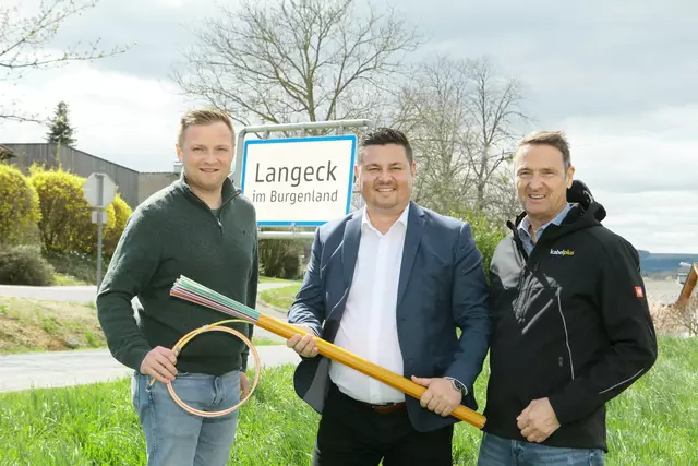 Vizebürgermeister Christoph Frühstück, Bürgermeister Michael Kefeder und kabelplus Geschäftsführer Gerhard Haidvogel. | Foto: kabelplus