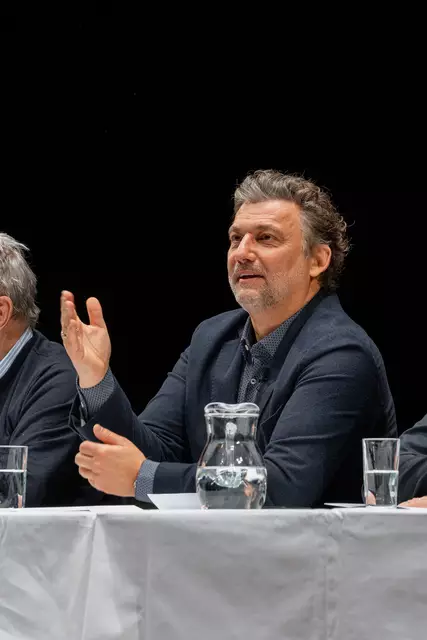 Jonas Kaufmann hat das Gefühl in Erl angekommen zu sein und gleichzeitig etwas bewegen zu können, betont der Intendant bei der Programmpräsentation. | Foto: Scheffold Media